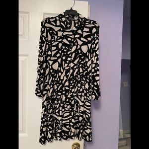 Fashionable black/cream button up trench in a Chicos Size 1 or size 8/10 regular